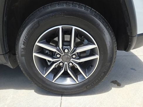 Used 2021 Jeep Grand Cherokee Limited AWD/4WD image 12