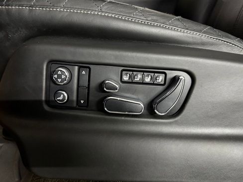 Used 2017 Bentley Bentayga AWD/4WD image 17
