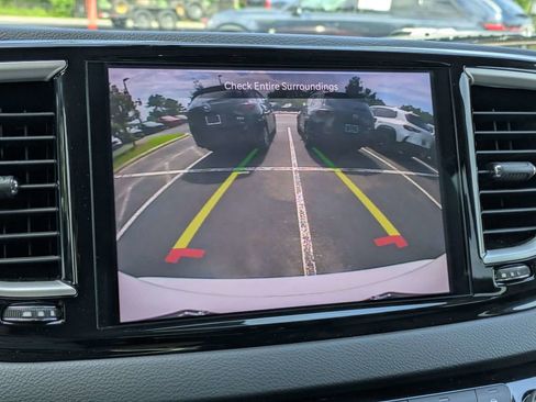 Used 2023 Chrysler Pacifica Touring-L FWD image 23