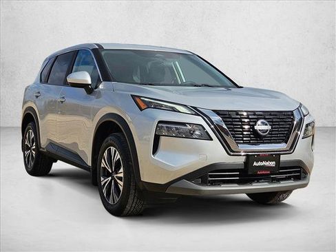 Used 2023 Nissan Rogue SV image 3