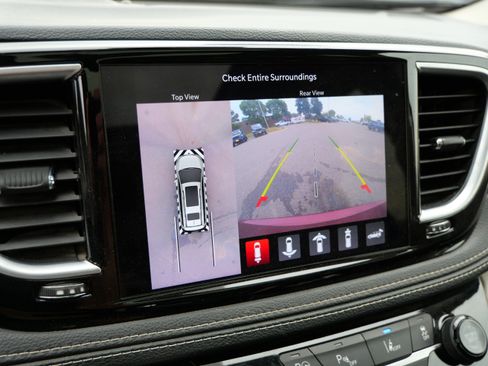Used 2021 Chrysler Pacifica Limited w/ Uconnect Theater Family Group FWD image 38