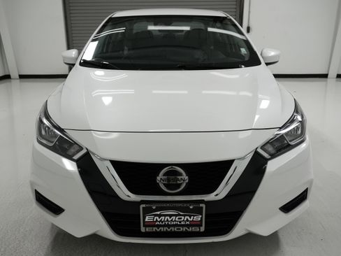Used 2022 Nissan Versa SV image 2