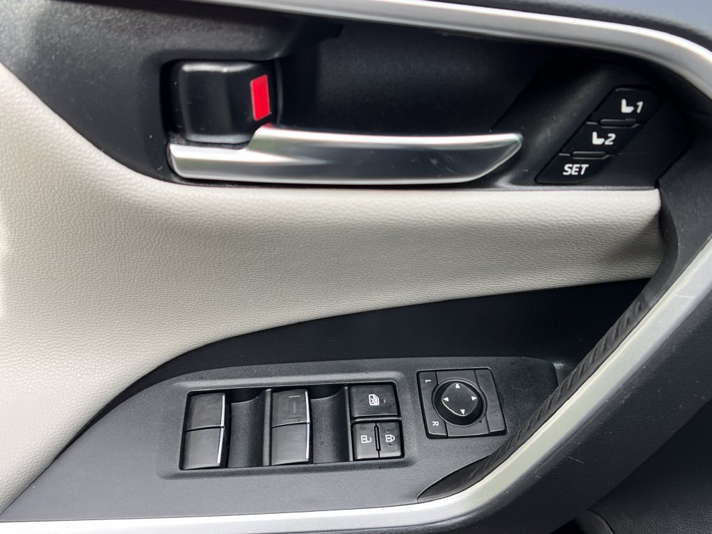 Used 2020 Toyota RAV4 Limited AWD/4WD image 13