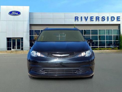 Used 2020 Chrysler Voyager Lxi image 2