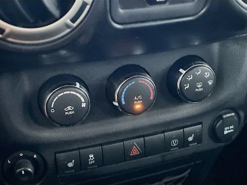 Used 2017 Jeep Wrangler Unlimited Sahara w/ Connectivity Group AWD/4WD image 17