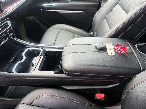 Used 2024 Chevrolet Traverse Z71 AWD/4WD image 41