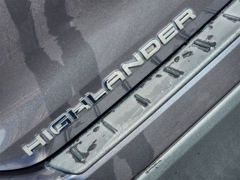 Used 2022 Toyota Highlander XLE image 11