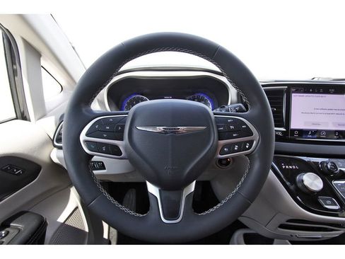 Used 2022 Chrysler Pacifica Touring-L image 15