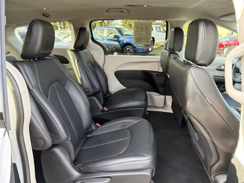 Used 2024 Chrysler Pacifica Select image 33