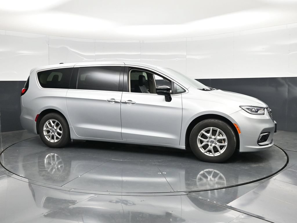 Used 2024 Chrysler Pacifica Touring-L FWD image 3