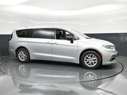 Used 2024 Chrysler Pacifica Touring-L