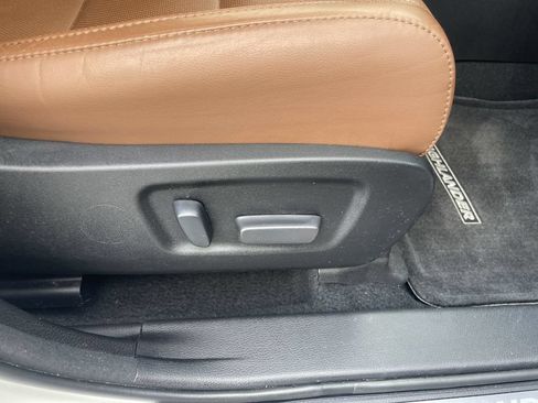 Used 2017 Toyota Highlander Limited AWD/4WD image 36
