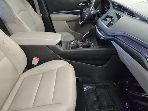 Used 2023 Cadillac XT4 Luxury w/ Cold Weather Package FWD image 16