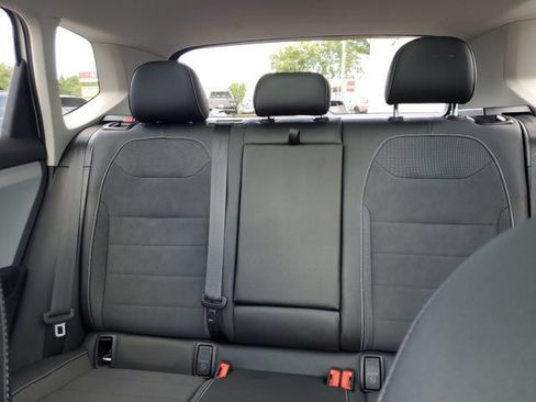 Certified 2023 Volkswagen Taos SE w/ Panoramic Sunroof Package FWD image 11