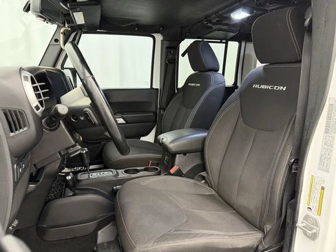 Used 2015 Jeep Wrangler Unlimited Rubicon w/ Connectivity Group AWD/4WD image 8