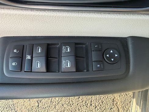 Used 2023 Chrysler Pacifica Touring-L FWD image 20