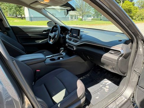 Used 2025 Nissan Altima 2.5 SV FWD image 11
