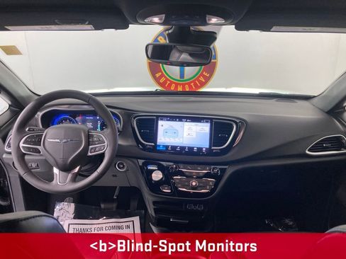 Used 2025 Chrysler Pacifica Select image 7