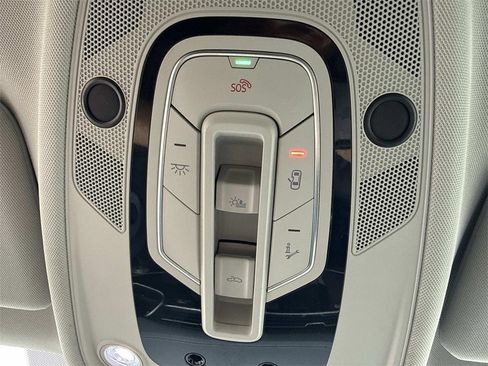 Used 2025 Audi Q8 Premium image 21