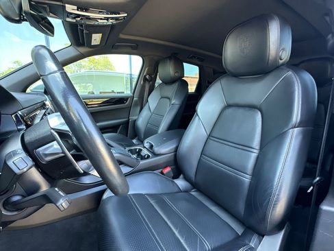 Used 2023 Porsche Cayenne AWD/4WD image 5