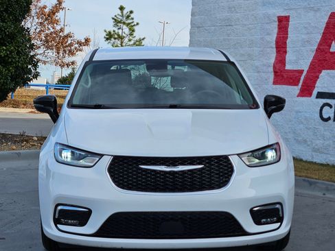 Used 2024 Chrysler Pacifica Touring-L image 2