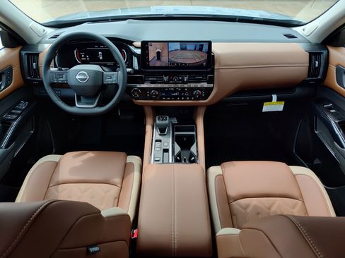 New 2026 Nissan Pathfinder Platinum FWD image 11