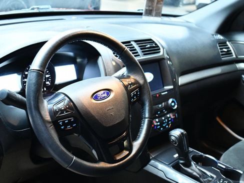 Used 2018 Ford Explorer XLT w/ Equipment Group 202A image 9