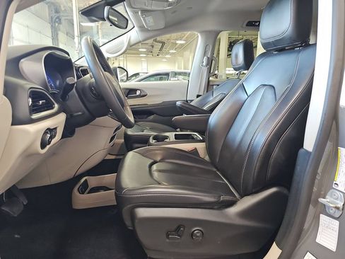 Used 2023 Chrysler Pacifica Touring-L FWD image 3