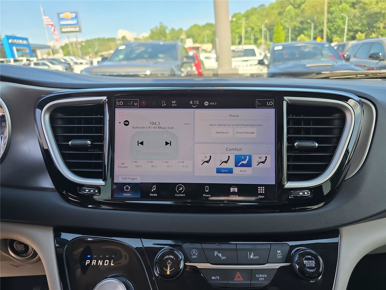 Used 2024 Chrysler Pacifica Touring-L FWD image 25
