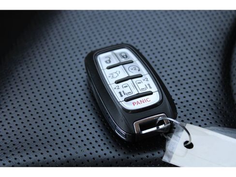 Used 2023 Chrysler Pacifica Limited image 37