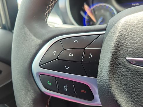 Used 2025 Chrysler Pacifica Select FWD image 18