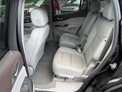 Used 2023 GMC Acadia SLT w/ Technology Package FWD image 11