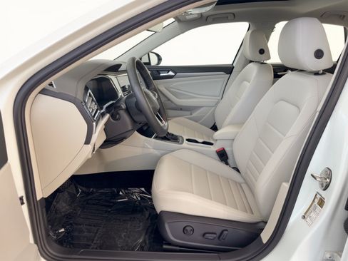 Used 2024 Volkswagen Jetta SE w/ Panoramic Sunroof Package FWD image 5