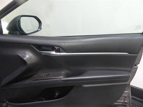 Used 2021 Toyota Camry SE FWD image 17