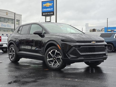New 2026 Chevrolet Equinox EV LT image 2