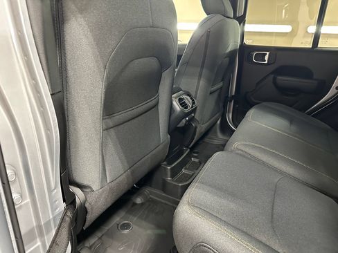Used 2024 Jeep Wrangler Unlimited AWD/4WD image 17