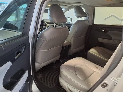 Used 2024 Toyota Highlander XLE AWD/4WD image 20