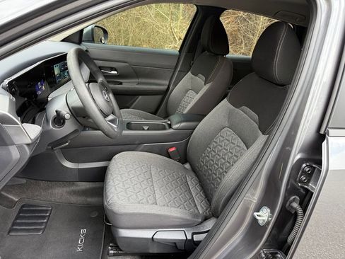 Used 2025 Nissan Kicks SV w/ Charging Package image 11