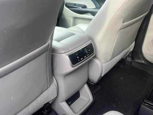Used 2019 Toyota Highlander XLE FWD image 12
