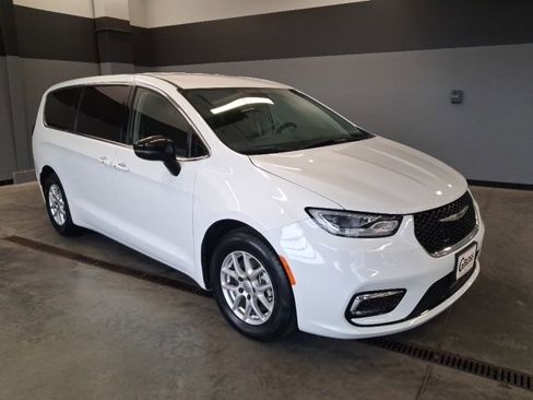 Used 2024 Chrysler Pacifica Touring-L image 2