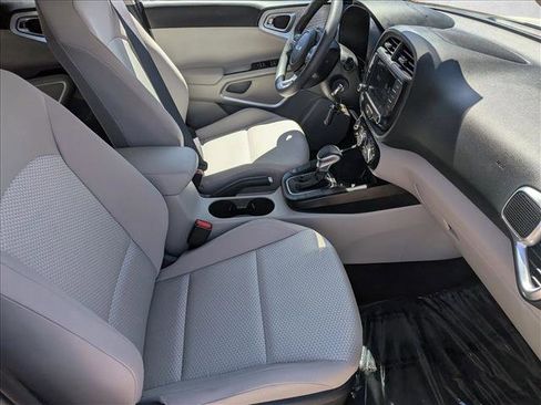 Used 2025 Kia Soul LX w/ LX Technology Package FWD image 19