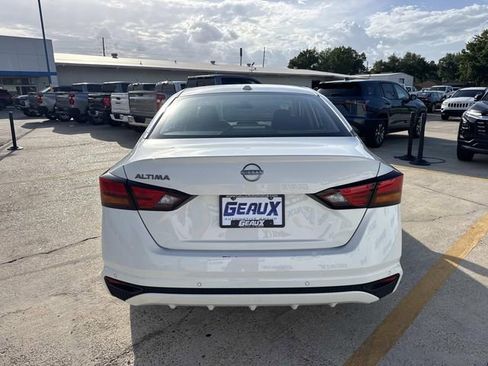 Used 2025 Nissan Altima 2.5 SV FWD image 13