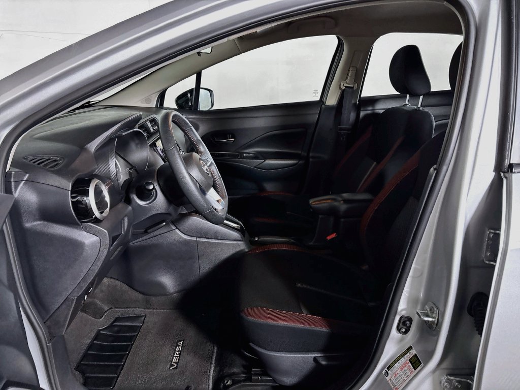 Used 2024 Nissan Versa SR FWD image 11