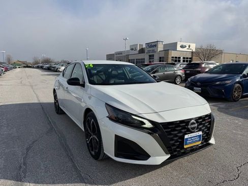 Used 2024 Nissan Altima 2.5 SR image 2