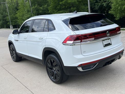 Certified 2024 Volkswagen Atlas Cross Sport SE w/ Black Wheel Package FWD image 8