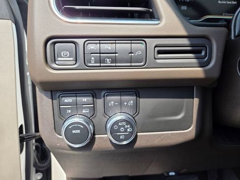 Used 2022 GMC Yukon SLT w/ SLT Premium Package AWD/4WD image 11