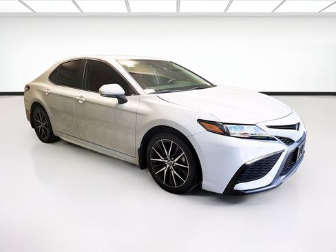 Used 2023 Toyota Camry SE FWD image 3