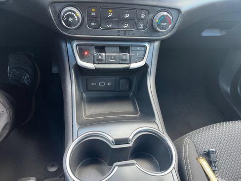Used 2024 GMC Terrain SLE FWD image 39