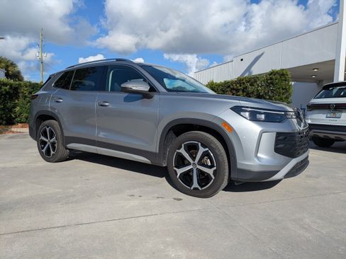 Certified 2025 Volkswagen Tiguan SE FWD image 2
