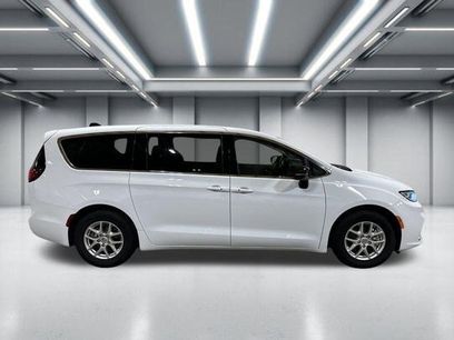 Used 2024 Chrysler Pacifica Touring-L